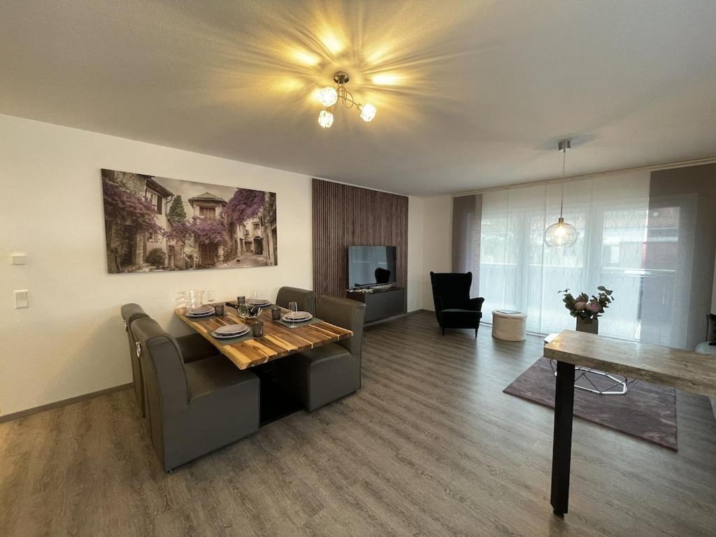 Exklusive Wohnung Zentral Mit Grossem Balkon Losheim Luaran gambar