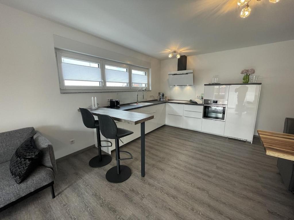 Exklusive Wohnung Zentral Mit Grossem Balkon Losheim Luaran gambar
