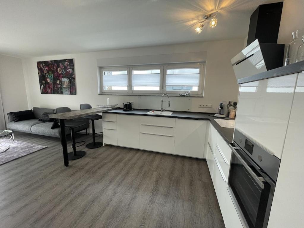 Exklusive Wohnung Zentral Mit Grossem Balkon Losheim Luaran gambar