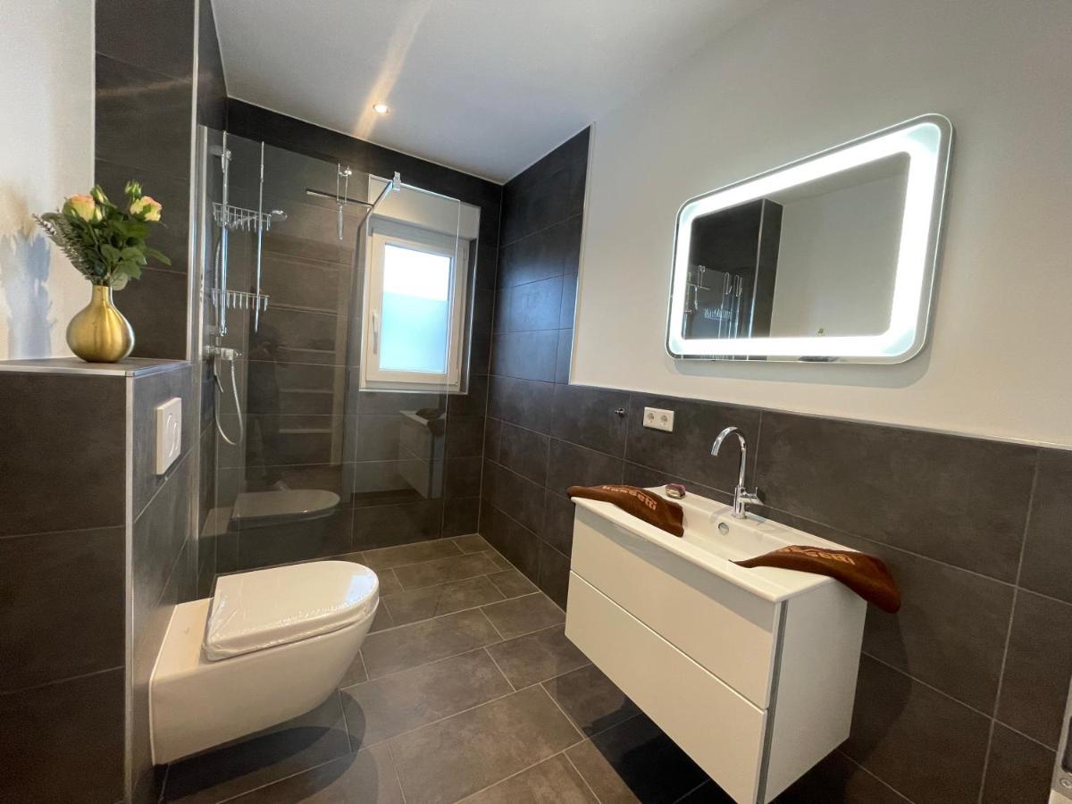 Exklusive Wohnung Zentral Mit Grossem Balkon Losheim Luaran gambar